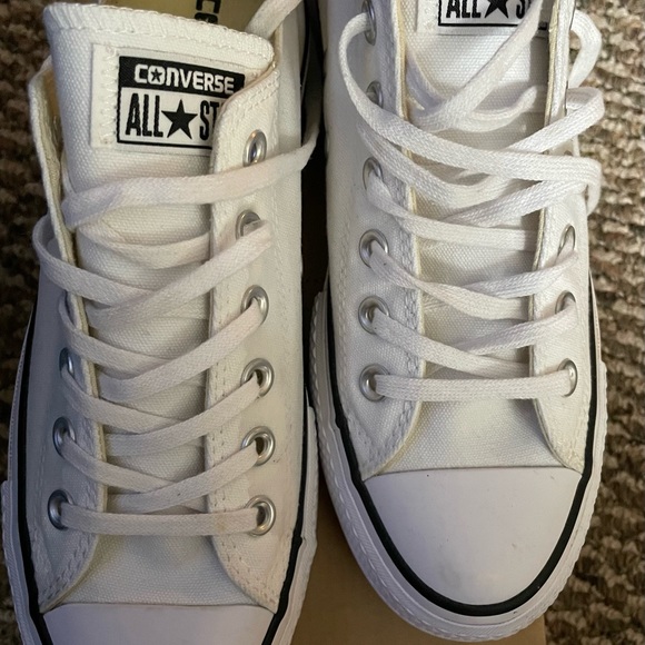 Converse Shoes - White Converse US size 8